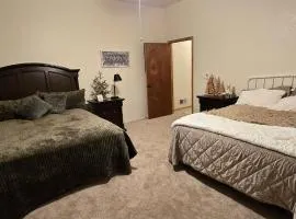 2 Queen Beds In Main House