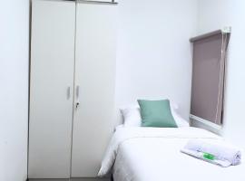 The Breakout Room BSD - Guest House near ICE BSD，位于塞尔蓬的酒店