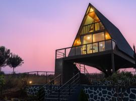 StayVista at Peak & Paddle with Lake View，位于Bhor的酒店