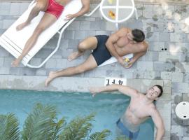 Pineapple Point Guesthouse & Resort - Gay Men's Resort，位于劳德代尔堡Lauderdale Yacht Club Marina附近的酒店