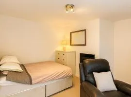 Modern Tiny Home - Ideal for Work Stays & Parking