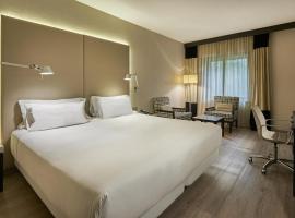 蕾达皮利耐奥斯NH酒店，位于莱里达的酒店