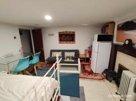 Lower ground floor Studio in Stockport，位于斯托克波特的酒店