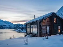 Sommarbukt - "Tind" Aurora Hideaway Mountain Lodge with Panoramic Fjord Views