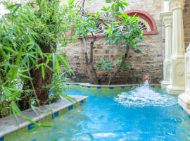 Gopagiri A unit of Anandmai Homestay，位于瓜廖尔的带泳池的酒店