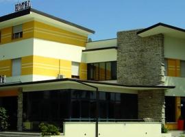 Hotel Mirella e Ristorante Bar Don Bacco，位于Orsago的酒店