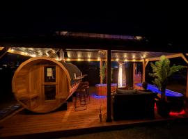 Prairie Junction Resort - Furnished RV Apartments，位于Stettler的豪华帐篷营地