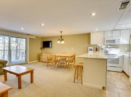 All-Season Lake Wallenpaupack Condo with Views，位于Dingmans Ferry的分契式公寓