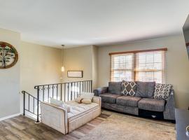 Commute to Alexandria and DC Home with Shared Yard，位于华尔道夫的酒店