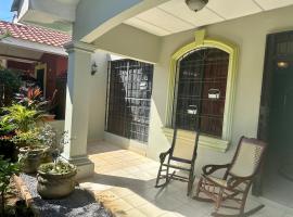 Hostal Casa Anita，位于莱昂的带停车场的酒店