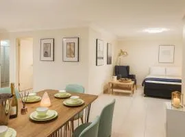 Urban Silver Haven Sleek stay - 1 Min to Station With TV projector Game space and high speed internet - Shared bathroom with ONLY ONE other room