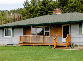 5 Bed-2 bath off Taconite Trail by Lake Vermilion，位于Tower的酒店