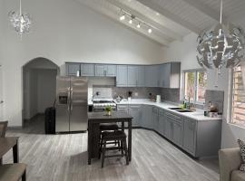 3BD 3BA Retreat near Airport w Washer Dryer，位于Codrington的酒店