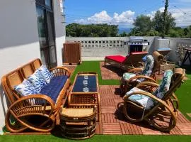 Sunkissed Divers Okinawa 1, Rooftop for 2 with Jacuzzi, Bbq and Sea View