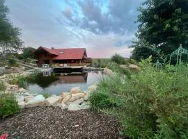 Blockbohlen HolzHaus mit Sauna, Outdoor Jacuzzi und BadeTeich