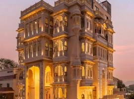 The Classic Crown Udaipur - A Luxury Hotel by Lake Pichola，位于乌代浦的酒店