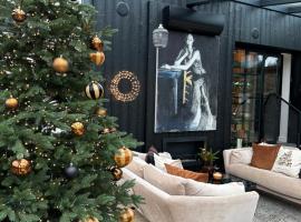 WILLA MAGNOLIA - Apartamenty i Pokoje SPRZĘT DO POŁAWIANIA BURSZTYNU -wodery, podbieraki, latarki UV - POKÓJ ZABAW- ROWERY - KAWA Z EKSPRESU，位于詹塔尔的酒店