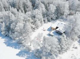 Spa & Lake Access - Chalet OREV，位于Nominingue的酒店