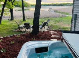 Centrally located - Perch Lake Bungalow - Hot-tub!，位于巴克斯特的酒店