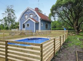 Gorgeous Home In H&auml;llefors，位于海勒福什的带泳池的酒店