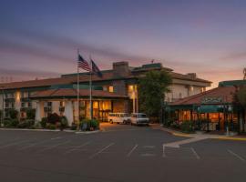 Rogue Regency Inn Medford Airport，位于梅德福的酒店
