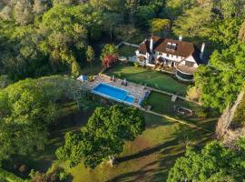 Mountain view villa heated pool Nyeri - 2352，位于Kuhora Twana的酒店