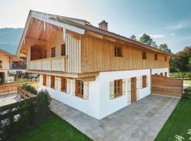 Chalet Kreuth II - Private Alpine Chalet next to Tegernsee for Family & Friends - including Sauna & free parking，位于克罗伊特的酒店