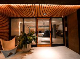 Bertolino Hotel，位于梅塞德斯镇的带热水浴缸的酒店