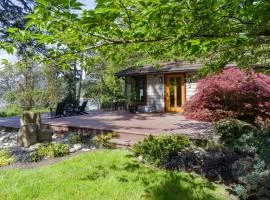 Luxe Beachfront, Hot Tub, Kayaking, Walk to Town