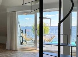 Lake House 10 - 4 Person Lake view apartment!，位于Offingawier的酒店