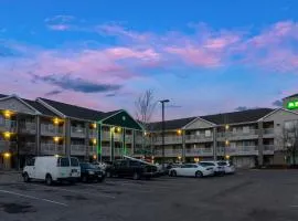 HomeTowne Studios by Red Roof Denver - Airport/Aurora