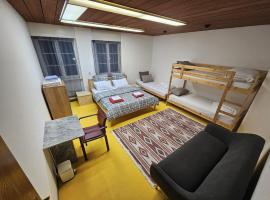 Privat Grosse Zimmer, Mars, mit gemeinsamer Küche und Bad in Altstadt Chur，位于库尔的酒店