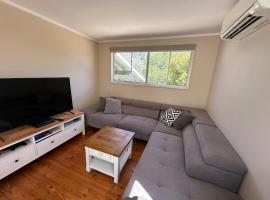 Canberra Hospital Locum Welcome Entire Family Home，位于Phillip的酒店
