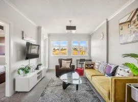 Stylish & Romantic Riverside Stay in Downtown