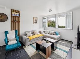 Chic house with a master suite, parking, terrace, and garden，位于埃尔布莱的酒店