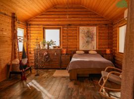 Wooden House in WildLife Refuge，位于Vedi的酒店