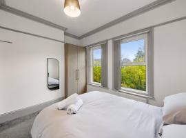 Heart of Reading Hideaway 3BR | Parking，位于雷丁的酒店