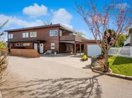 The Terrace House 6 min from Tønsberg，位于滕斯贝格的酒店