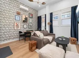 The McCaul by Casa Hotels - Queen Suite w Netflix