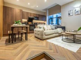 Leeds City Luxe Apartment with Parking, 8 mins to station!