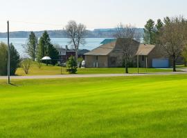 BizLodge Napanee Hillside Bayview Group And Family，位于Deseronto的酒店