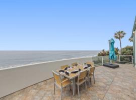 New Listing Beachfront Retreat by Colby & Conrad，位于Solromar的酒店