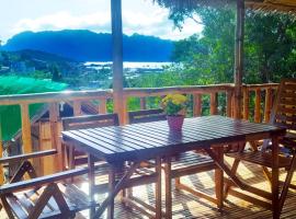 Hilltop seaview chalet, with AC, private bathroom, kitchen & balcony，位于科隆的酒店