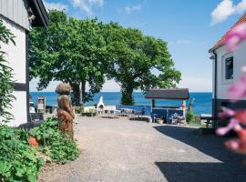 Gudhjem unsere Ferienwohnung mit tollem Meerblick，位于古兹耶姆的酒店