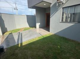Casa garagem caminhonete exceto Dodge Ram, 2 quartos, espaço para 6 pessoas，位于锡诺普的酒店