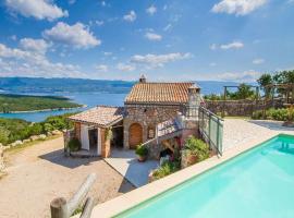 Villa in VRBNIK with swimming pool，位于里斯卡的别墅