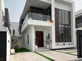 Maison Vaucluse - Luxury 4 Bedroom Entire Home，位于Aja的酒店