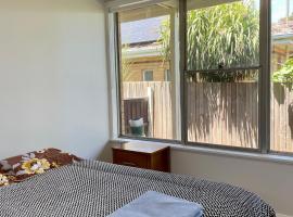 Room #3, 12km to Melb CBD, 20mins to Melb Airport, Parking Onsite，位于阳光海岸的酒店