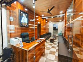 HOTEL OM PALACE NEAR MAHAKALESHWAR TEMPlE，位于乌贾因的酒店