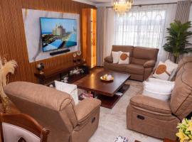 Hazel's Condo-Luxury 3 Bedroom，位于纳库鲁的带泳池的酒店